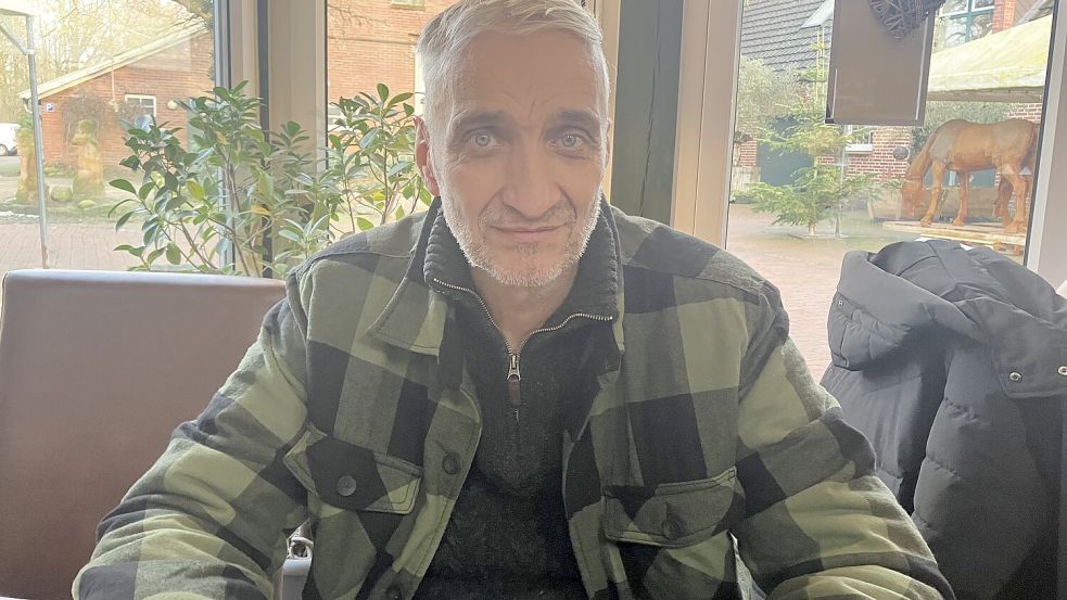 Jagdkritiker Thomas Mitschke wollte sich in Molbergen ein eigenes Bild von der Taubenjagd machen. Und kündigt für das kommende Jahr einen noch größeren Protest an. Foto: Tim Prahle