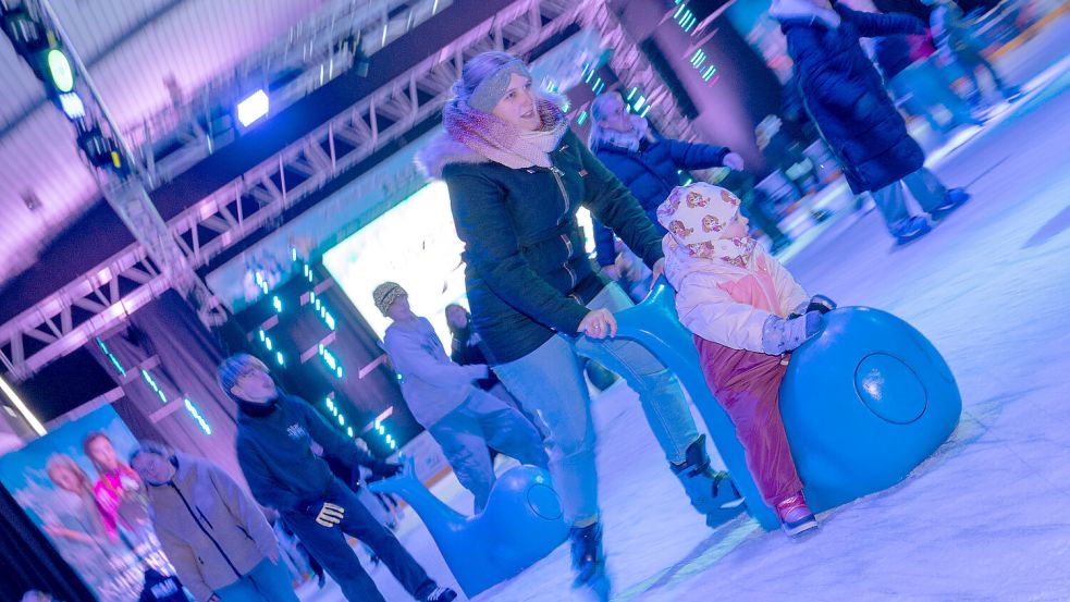 Das macht Spaß: Mama Carina Kahrels schiebt Töchterchen Johanna (3) übers Eis. Fotos: Klaus Ortgies