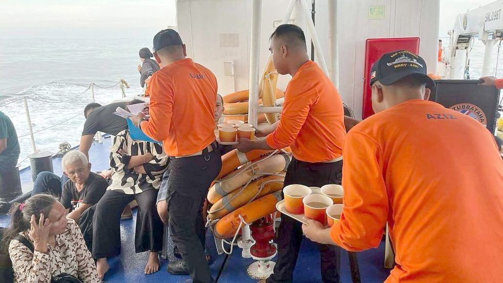 Die Einsatzkräfte suchen noch nach Überlebenden. Foto: Uncredited/Philippine Coast Guar