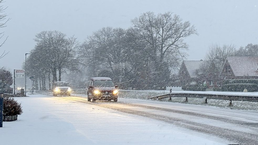 Am Montagmorgen setzte in Teilen Ostfrieslands leichter Schneefall ein – wie hier in Holterfehn. Foto: Dirk Hellmers