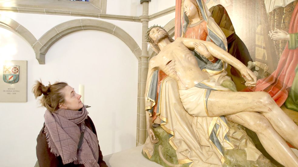 Die Pieta im Dom in Osnabrück ist etwas, was sehr berührend ist, sagt Jessica Löscher. Sie macht und plant Führungen dort. Foto: Thomas Wübker