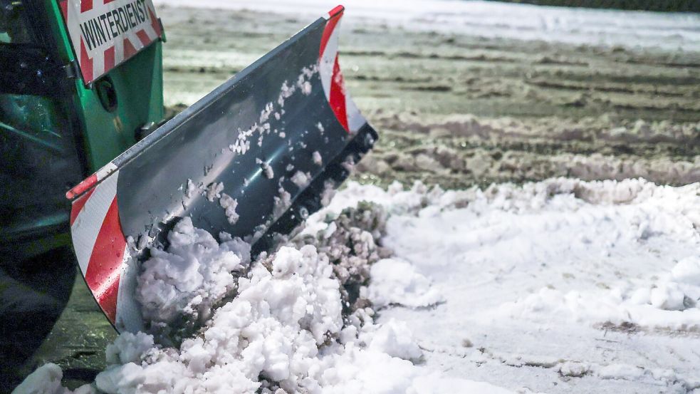 Schnee in Stuttgart wird geräumt. Foto: Christoph Schmidt