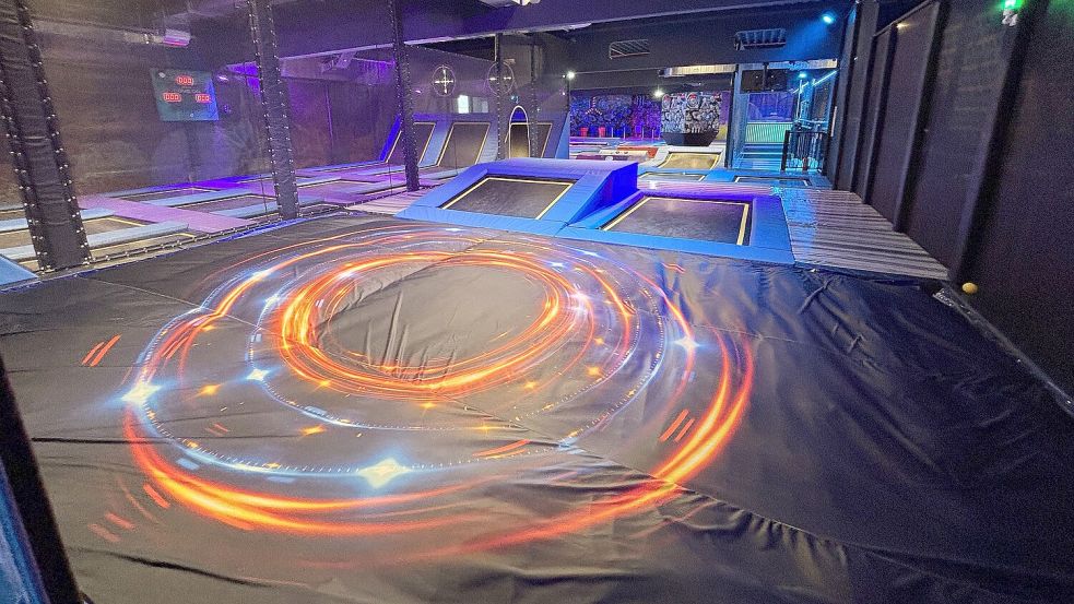 Auf 40 Trampolinen können Besucher springen, Aufgaben an Geräten lösen, Basketball spielen oder sich ins Luftkissen stürzen. Foto: Karin Böhmer