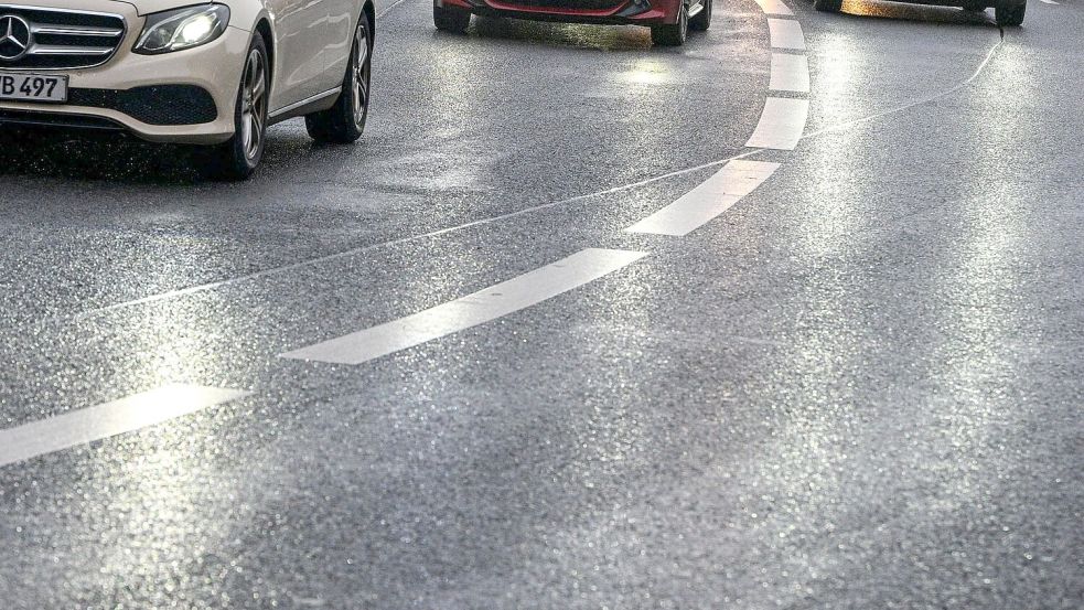 Wie sehen die Straßen in Ostfriesland am Montagmorgen aus? Foto: Jens Kalaene/dpa