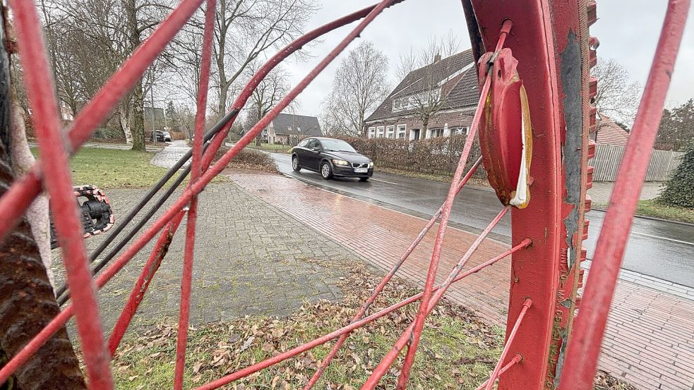 An der Landesstraße 21 zwischen Holte, Potshausen und Stickhausen soll ein Radweg gebaut werden. Doch das Vorhaben kann bislang noch nicht umgesetzt werden. Es liegen zwei Klagen gegen das Projekt vor. Foto: Henrik Zein
