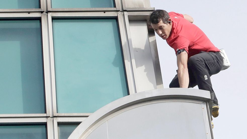 Alex Honnold ist ungesichert auf einen der höchsten Wolkenkratzer der Welt geklettert. Foto: dpa/ap/Chiangying-Ying