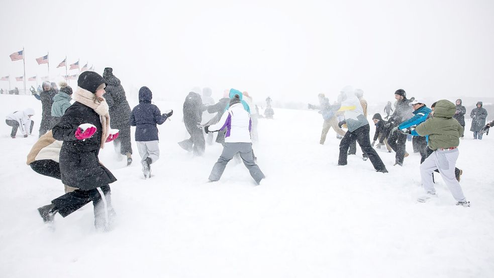 Das Extremwetter bringt auch Spaß, wie etwa bei einer ausgelassenen Schneeballschlacht in der US-Hauptstadt Washington. Foto: Mehmet Eser