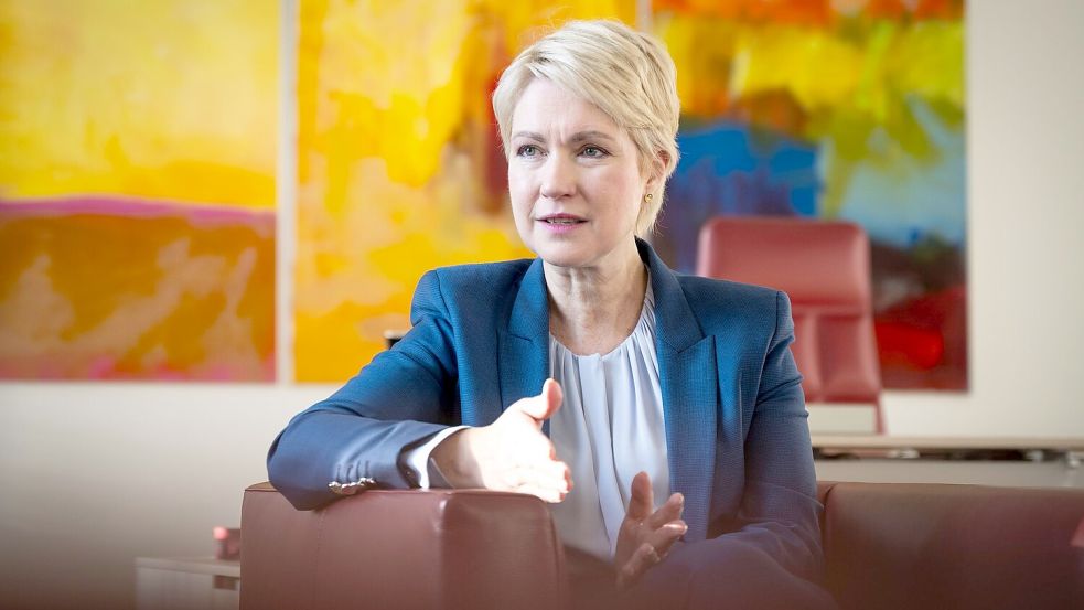 „Die CDU ist nicht klug beraten, wenn sie ständig verkündet, dass die Menschen in Deutschland nicht genug arbeiten“, sagt Mecklenburg-Vorpommerns Ministerpräsidentin Schwesig. (Archivbild) Foto: Philip Dulian