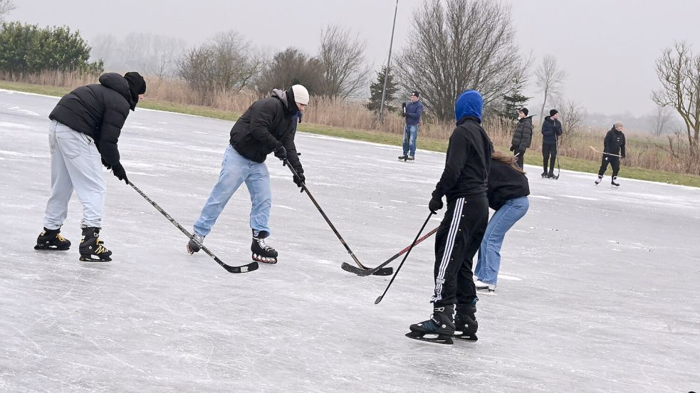 Eishockey gegen die Kälte: Auch die Pewsumer Schöfelwiese ist freigegeben. Foto: Heinz Wagenaar
