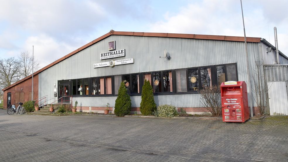 Wenn ein Investor für die geplante Reithalle in Ihren gefunden werden sollte, dann sind die Tage der Reithalle in Ihrhove (Foto) gezählt. Sie soll weichen, weil die Gemeinde Westoverledingen ein Baugebiet realisieren will. Foto: Carsten Ammermann/Archiv