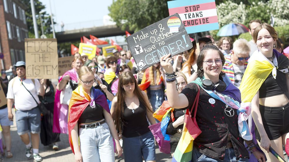 Etwa 1600 Menschen liefen 2025 bei der CSD-Parade in Emden mit. Fotos: Jens Doden/Archiv