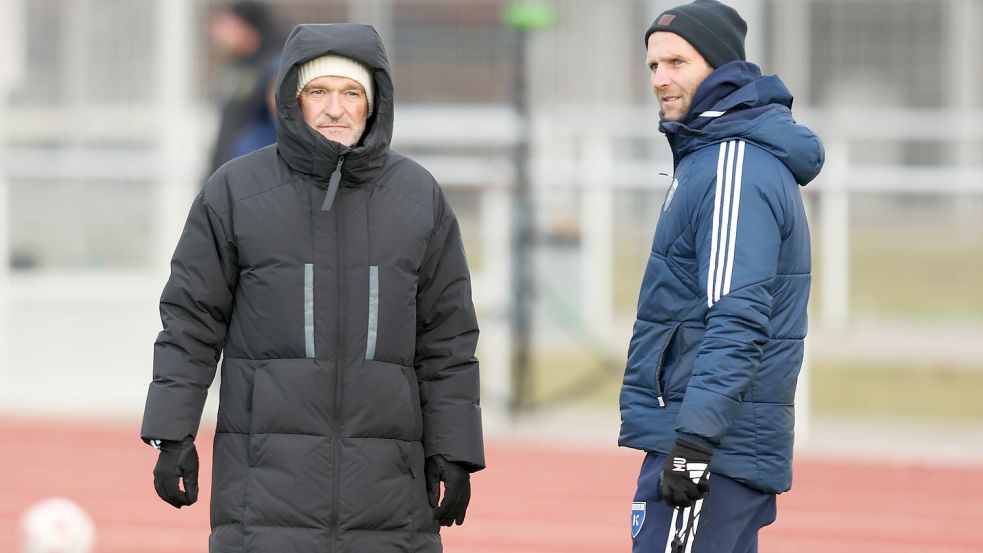 Die Kickers-Trainer Stefan Emmerling (links) und Markus Unger müssen in den nächsten Tagen improvisieren. Foto: Doden/Emden