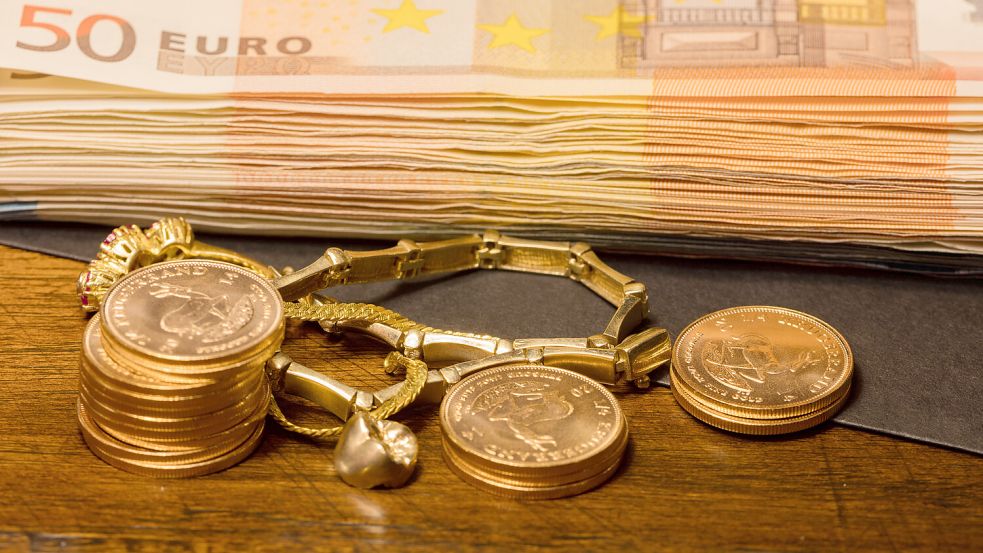 Der Goldpreis ist gerade so hoch, dass es sich lohnt, Münzen und Schmuck aus Gold zu verkaufen. Foto: IMAGO/Zoonar