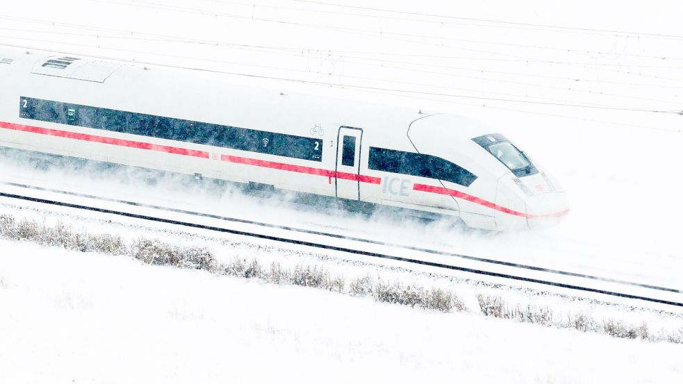 Eingefrorene Weichen waren zum Beispiel in Niedersachsen ein großes Problem. Foto: Julian Stratenschulte