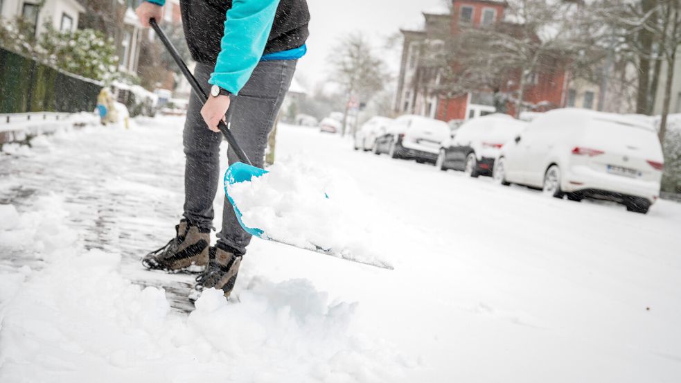 Immobilienbesitzer in der Pflicht: Bis wann bei Schnee und Eis geräumt und gestreut werden muss, ist festgelegt. Foto: IMAGO/Henricus Lüschen