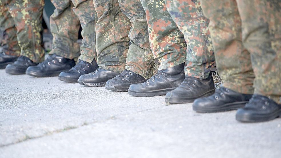 Soldaten in einer Bundeswehr-Kaserne - was würde der Kriegsfall für die deutsche Wirtschaft bedeuten? Foto: Sebastian Gollnow/dpa