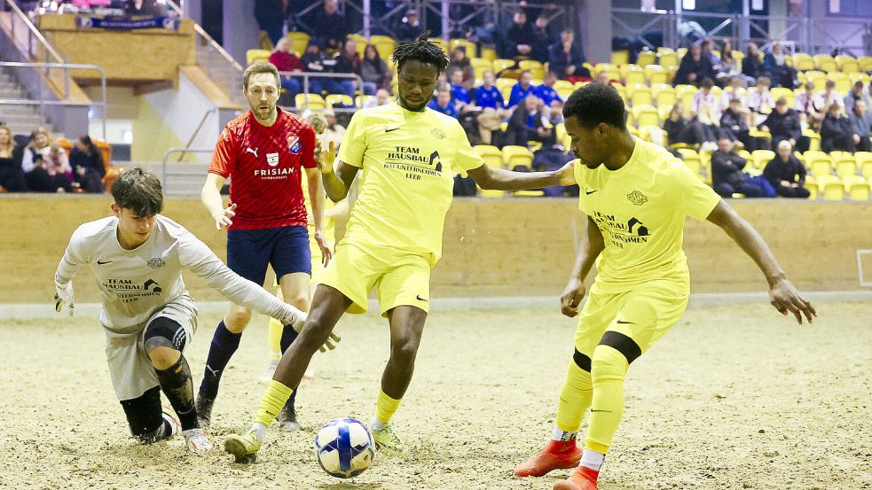 Germania Leer (gelbe Trikots) holte sich den Sieg bei den Herren.