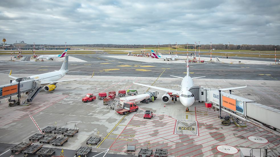 Am Hamburger Flughafen bereiten sich am Montagnachmittag die Einsatzkräfte auf eine Notlandung vor. Foto: IMAGO IMAGES/Horrmann Kislichko