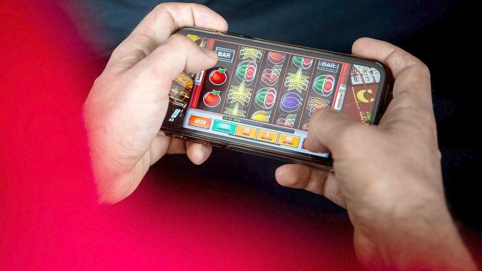 Auf einem Smartphone wird ein Online-Spiel gespielt. Foto: DPA