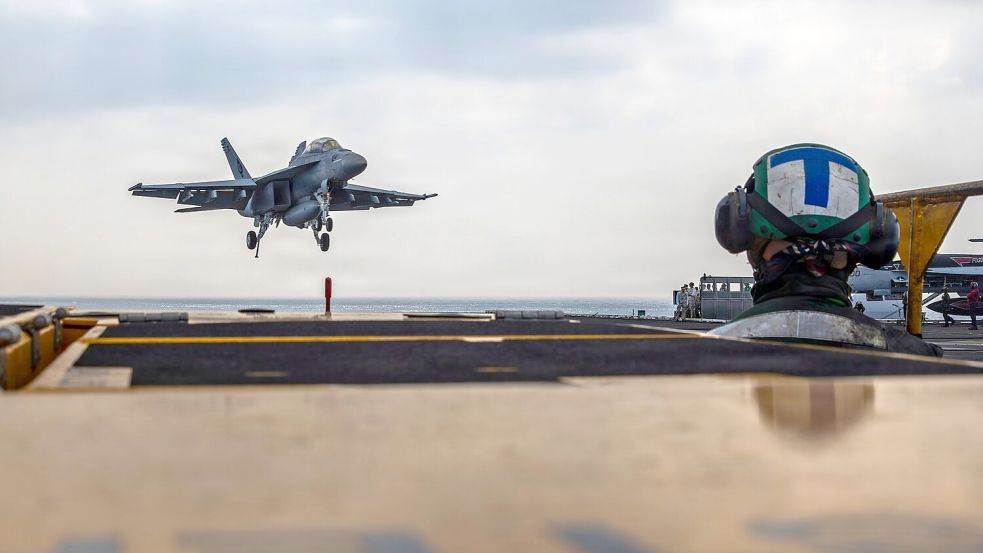 Mit dem Flugzeugträger USS Abraham Lincoln hat Trump zusätzliche Offensiv- und Defensivmöglichkeiten. (Archivbild) Foto: Seaman Daniel Kimmelman/US Navy/