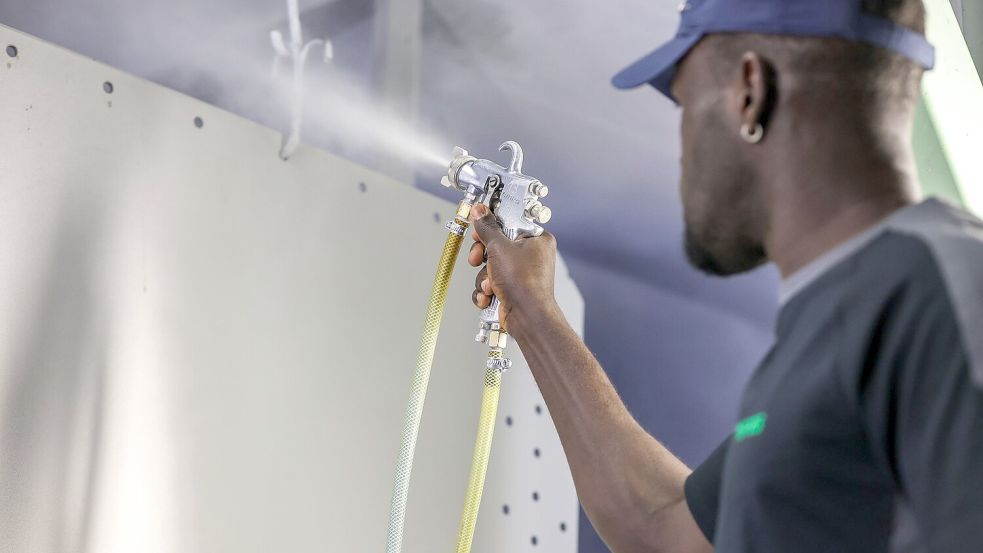 Ein Beschäftigrer aus Gambia in einer Firma in Deutschland. (Archivbild) Foto: Jan Woitas