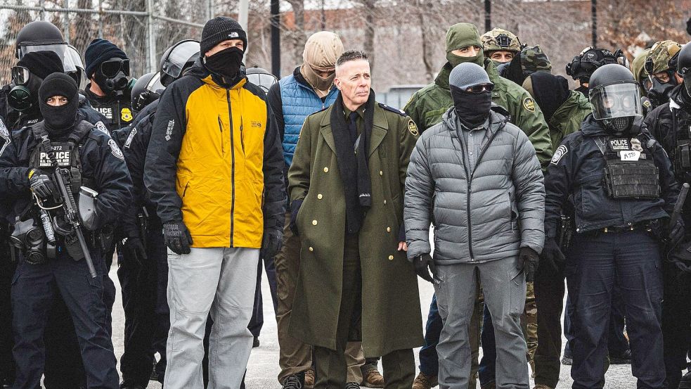Nicht nur mit seinem Mantel erregte Grenzschutzchef Bovino Aufsehen. (Archivbild) Foto: Dave Decker