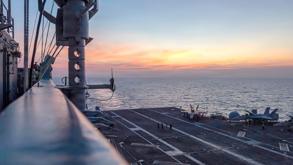 Eine Flotte von Kriegsschiffen samt dem Flugzeugträger „USS Abraham Lincoln“ ist in der Region angekommen. (Archivbild) Foto: Seaman Angel Campbell/US Navy/AP