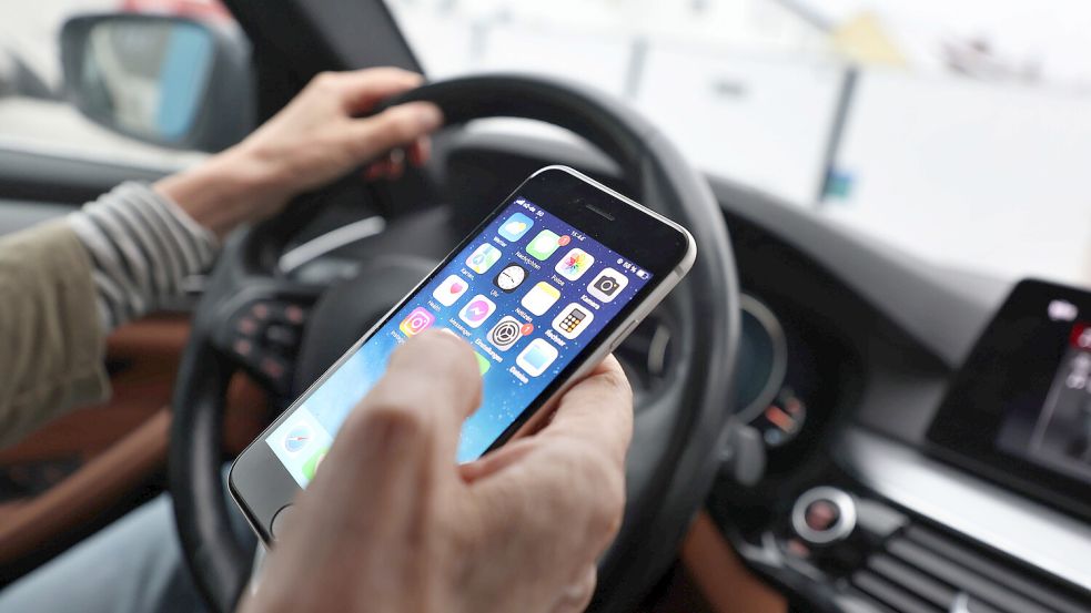 Gefährliche Angewohnheit: Wer am Steuer Handynachrichten tippt, versechsfacht das Unfallrisiko. Foto: dpa/Karl-Josef Hildenbrand