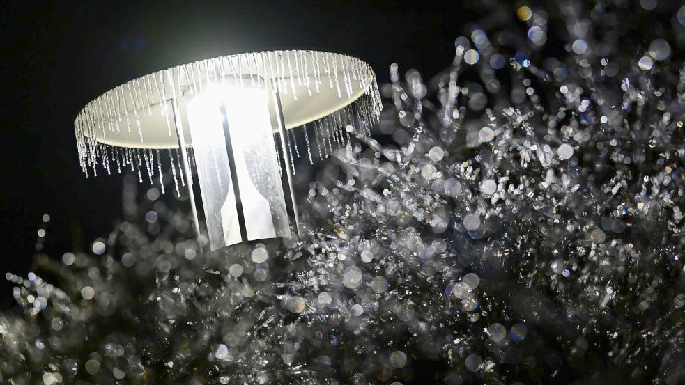 Der DWD erwartet weiter einen Mix aus Regen und Schnee. Foto: Sebastian Gollnow/dpa