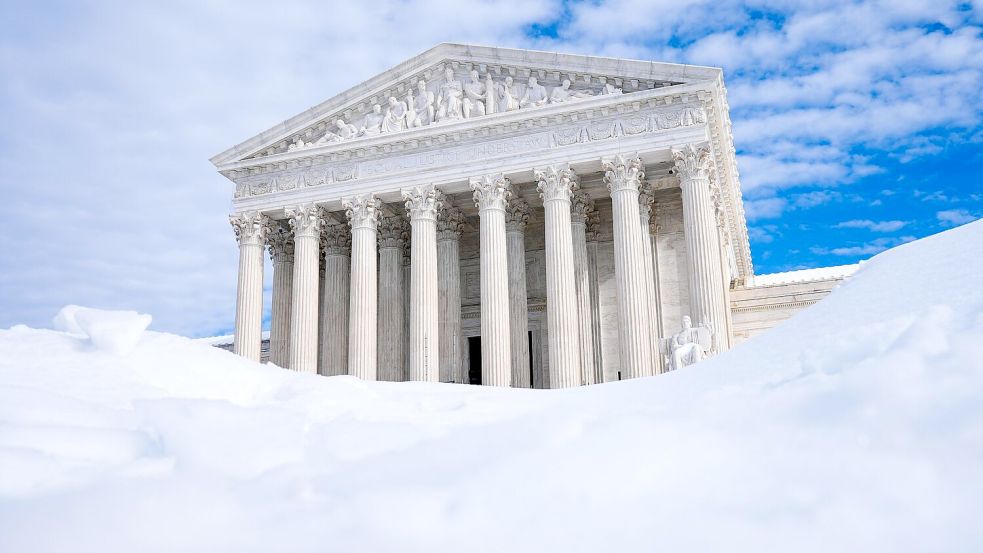 Menschen kämpfen in den USA mit Schneemassen und Kälte. Foto: Mariam Zuhaib/AP/dpa