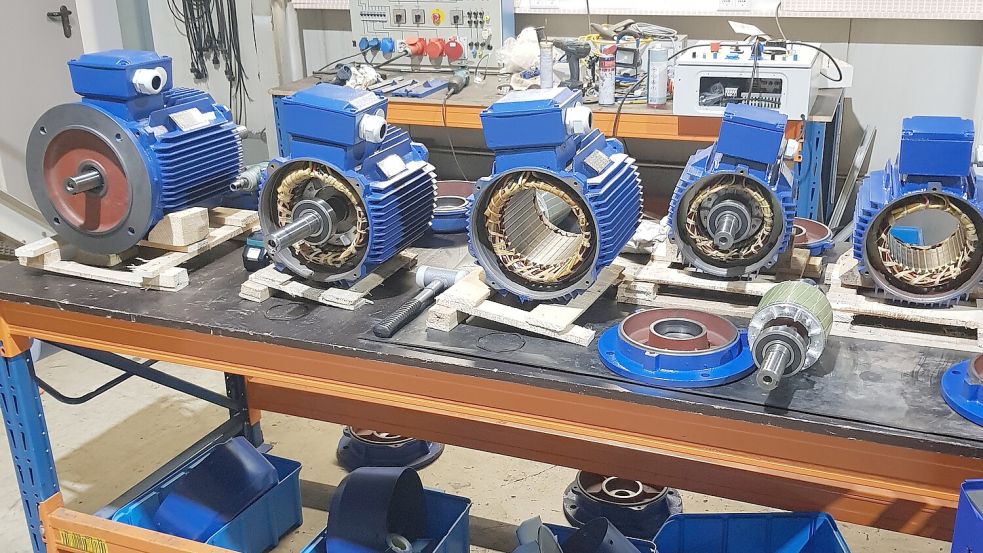 Das Bild zeigt mehrere Elektromotoren, die nach den Wünschen eines Kunden umgebaut werden. Foto: privat