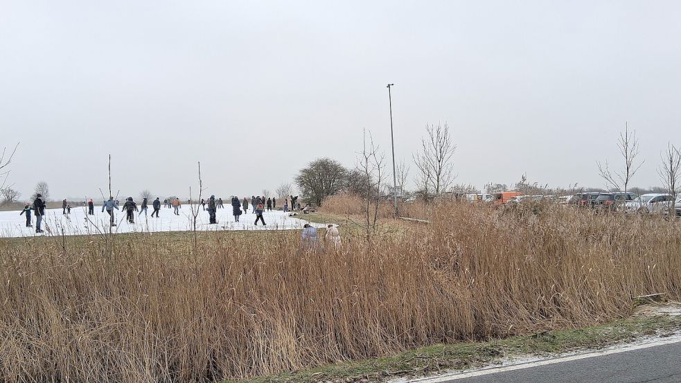 Gut besucht: die Eisfläche und der Parkplatz an der Woltzetener Straße. Fotos: privat