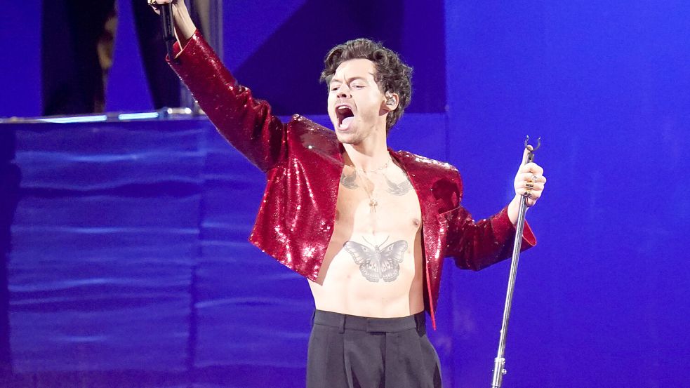 Harry Styles bei seinem Auftritt bei den Brit Awards 2023 in der O2 Arena. In diesem Jahr geht er wieder auf Tour. Foto: Ian West/Press Association/dpa