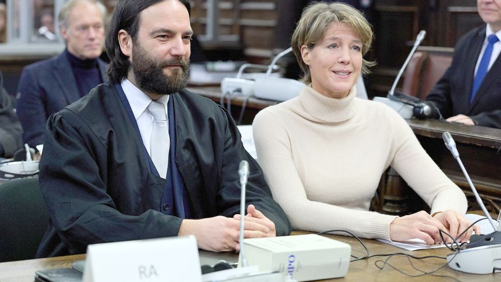 Christina Block sitzt neben ihrem Verteidiger Ingo Bott vor Beginn der Verhandlung im Prozess wegen mutmaßlicher Kindesentführung im Verhandlungssaal im Landgericht Hamburg. Foto: dpa/Georg Wendt