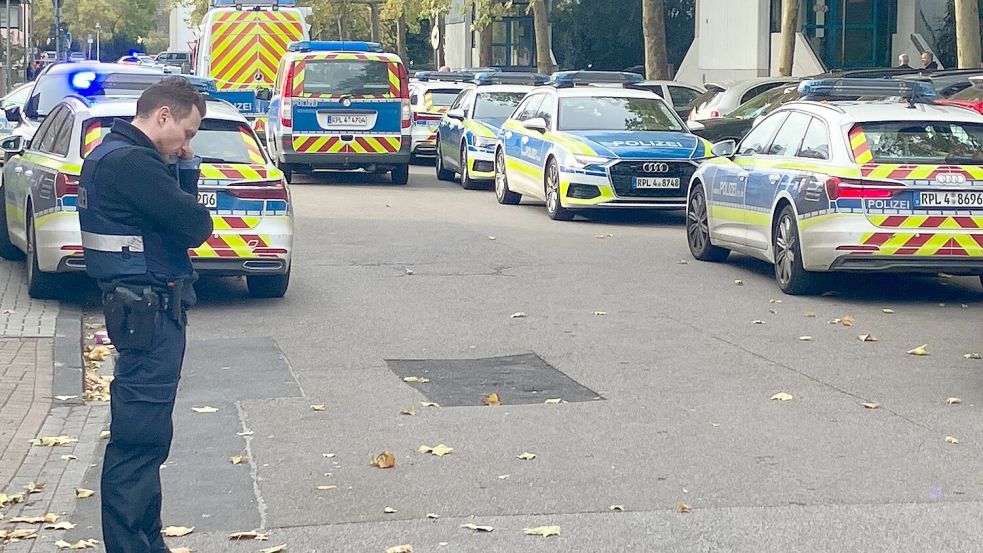 Einsatz der Polizei Ludwigshafen an der Karolina-Burger-Schule im Oktober 2025. Zeugen hatten dort eine bewaffnete Person gemeldet. Foto: dpa/Wolfgang Jung