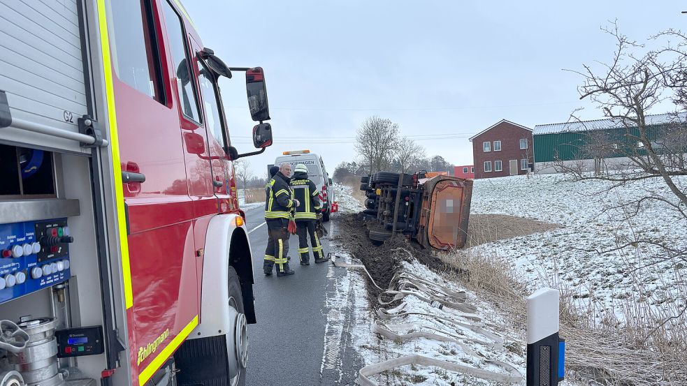 Ein Lastwagen ist in Norden umgekippt. Foto: Rebecca Kresse