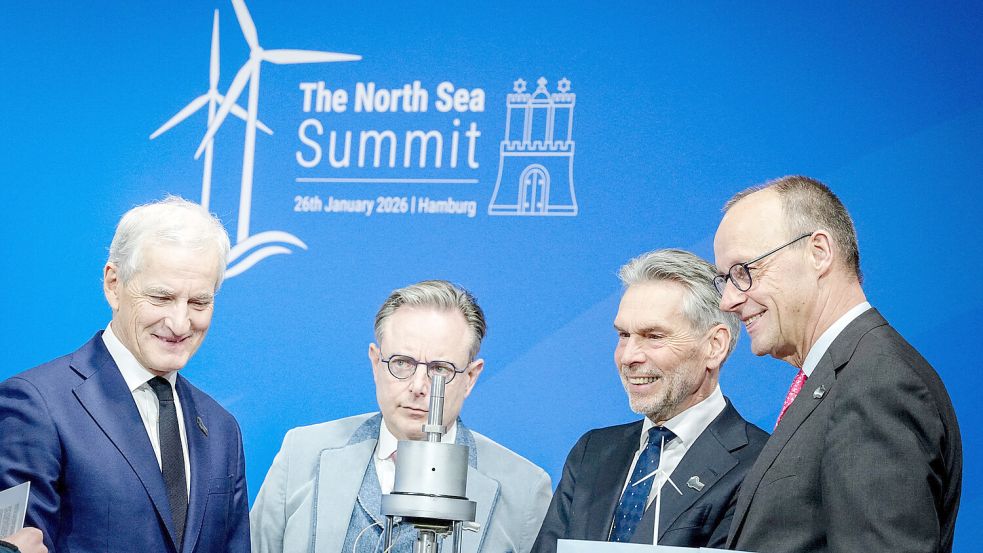 Jonas Gahr Støre, Ministerpräsident von Norwegen, Bart de Wever, Premierminister von Belgien, Dick Schoof, Ministerpräsident der Niederlande, und Bundeskanzler Friedrich Merz (CDU) nehmen am Gipfeltreffen der Nordsee-Anrainerstaaten teil. Bei dem Treffen der Regierungschefs und Energieminister ging es vor allem um den Ausbau von Offshore-Windparks und andere Projekte im Energiebereich. Das Treffen hat auch Auswirkungen auf den Ørsted-Standort in Norddeich. Foto: DPA