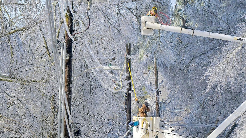 Noch immer sind sehr viele Stromkunden von Ausfällen betroffen. Foto: Bruce Newman/AP/dpa