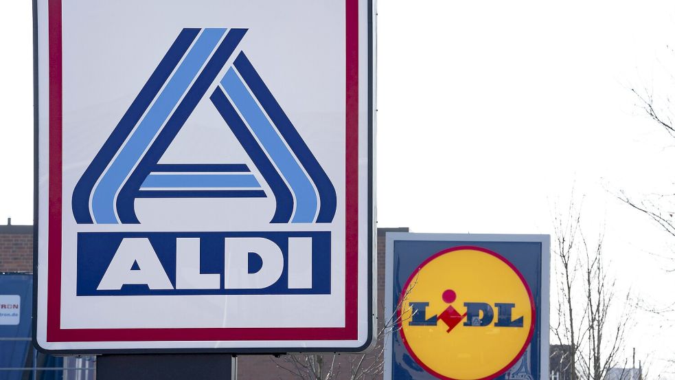 Liefern sich seit geraumer Zeit einen Kampf um die Preisvorherrschaft: die Discounter Aldi und Lidl. Foto: IMAGO/Chris Emil Janßen