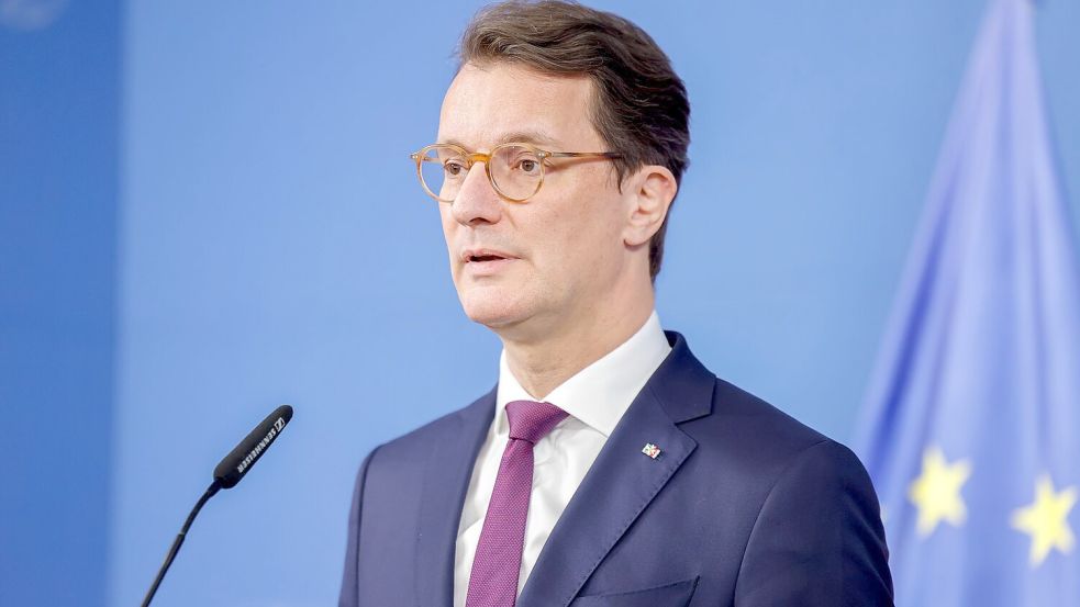 Kein guter Tag für Nordrhein-Westfalens Ministerpräsident Hendrik Wüst (CDU): Der Rücktritt seiner Fluchtministerin Josefine Paul (Grüne) setzt ihn unter Erklärungszwang. Foto: Thomas Banneyer