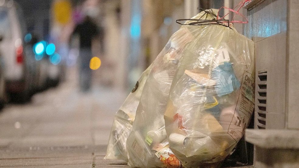 Rein in den Gelben Sack, damit der Müll später recycelt werden kann: Plastikmüll an einer Straße in Deutschland. Foto: Marijan Murat