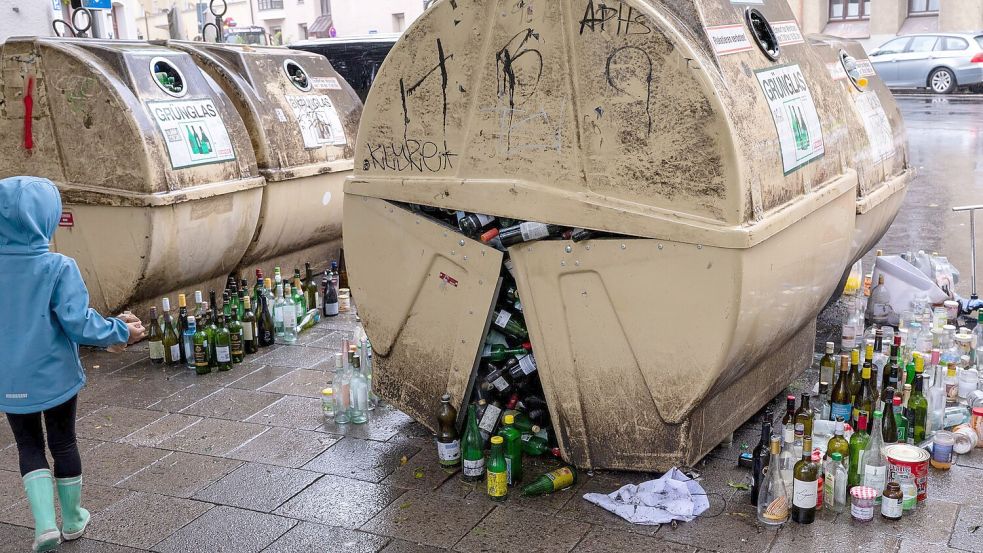 Es gibt zu wenige Glascontainer in Deutschland, monieren Branchenexperten. Foto: Peter Kneffel/dpa