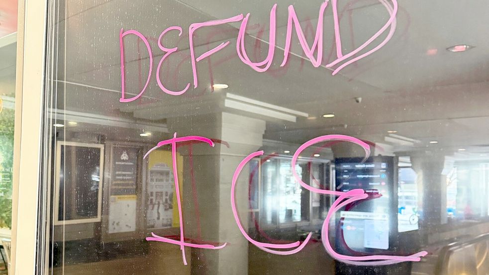Die umstrittene Einwanderungsbehörde ICE steht im Zentrum der Kritik. Foto: Anna Ringle
