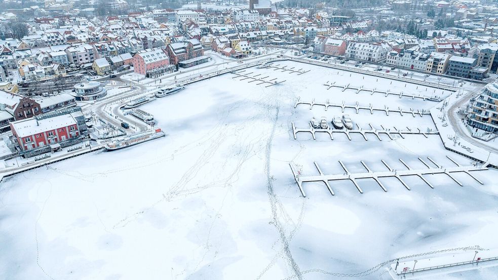 Eis bedeckt derzeit Seen der Mecklenburgischen Seenplatte - auch die Müritz. Foto: Jens Büttner