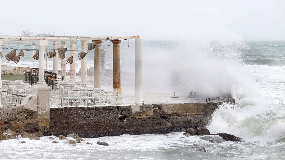 Die Behörden warnen vor hohem Wellengang - wie hier bei Málaga. Foto: Álex Zea/EUROPA PRESS/dpa