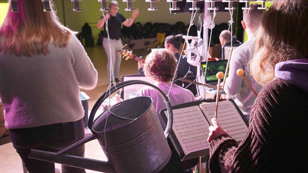 Gieskanne und Radkreuz werden in Moritz Eggerts Symphonie 4.0 zu Musikinstrumenten. Foto: Swaantje Hehmann