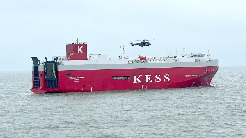 Der Frachter wurde zurück in den Emder Hafen geschleppt. Foto: --/Havariekommando/dpa