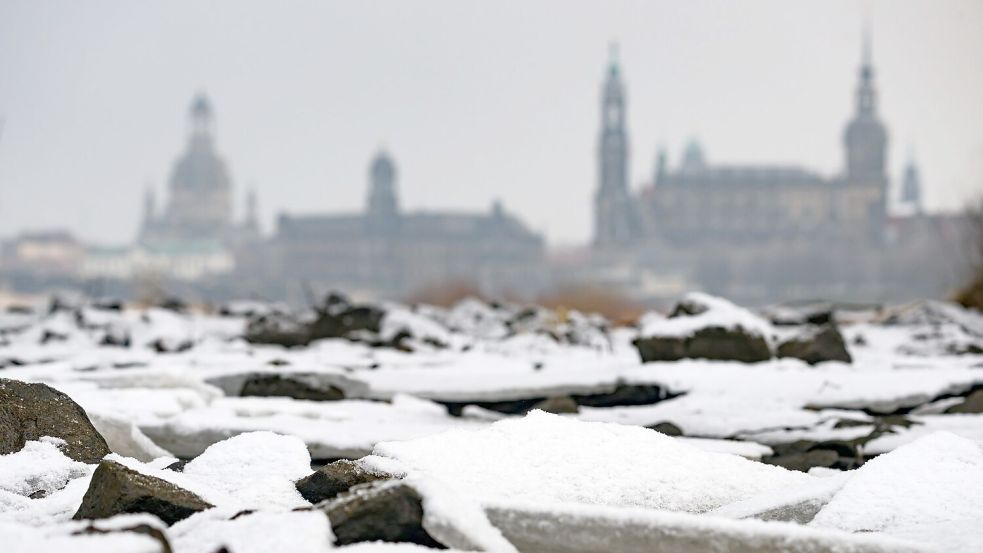 Eine Schneedecke und strenger Bodenfrost können dafür sorgen, dass weniger Tauwasser in die Böden sickert - das verschärfe die Trockenheit weiter, sagte Hydrologe Marx. (Archivbild) Foto: Robert Michael