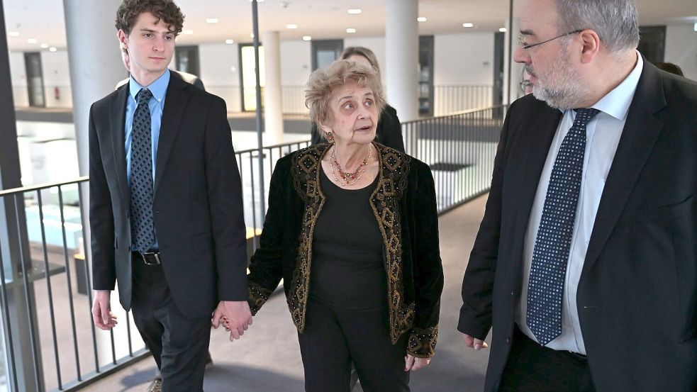 Tochter und Enkel Aron Goodman begleiten die Zeitzeugin Tova Friedman auf ihrer Berlin-Reise. Foto: Markus Lenhardt