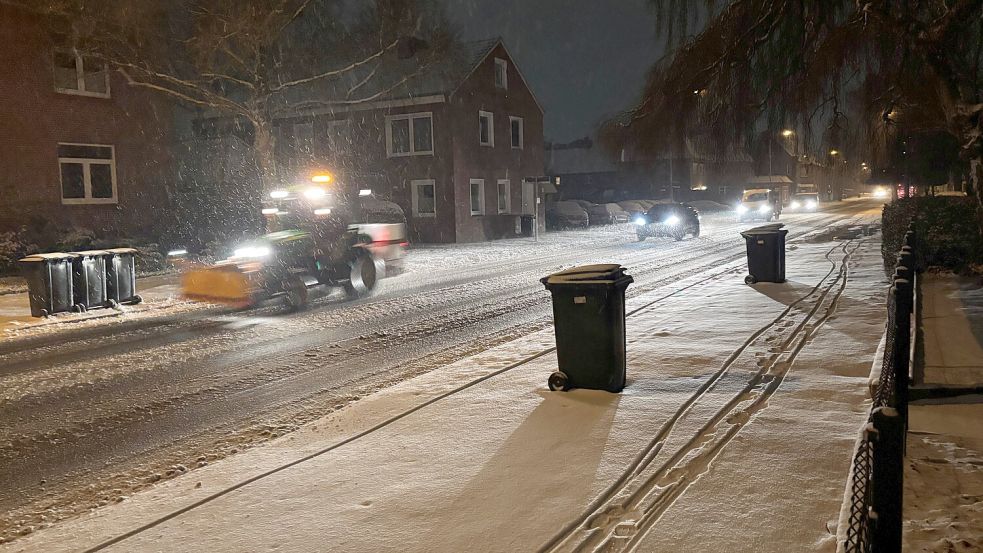 In Ostfriesland – hier in Leer – hat es in der Nacht zu Mittwoch erneut geschneit. Der Winterdienst ist im Einsatz. Foto: Oliver Bär